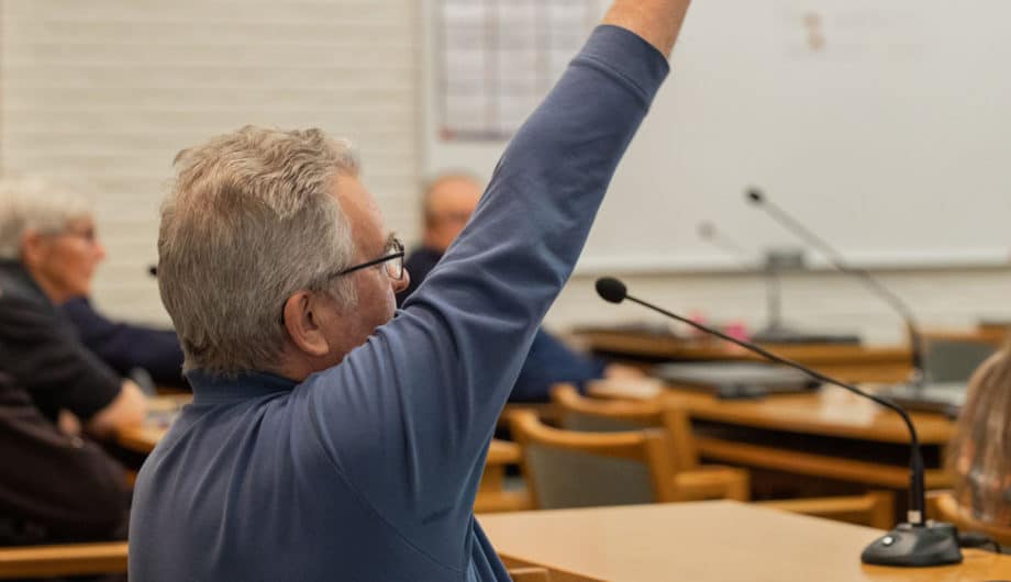 Ihminen joka viittaa yleisötilaisuudessa